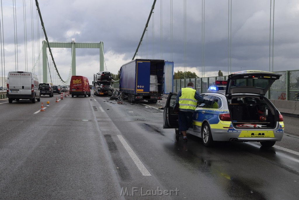 Schwerer LKW VU PKlemm A 4 Rich Olpe auf der Rodenkirchener Bruecke P184.JPG - Miklos Laubert